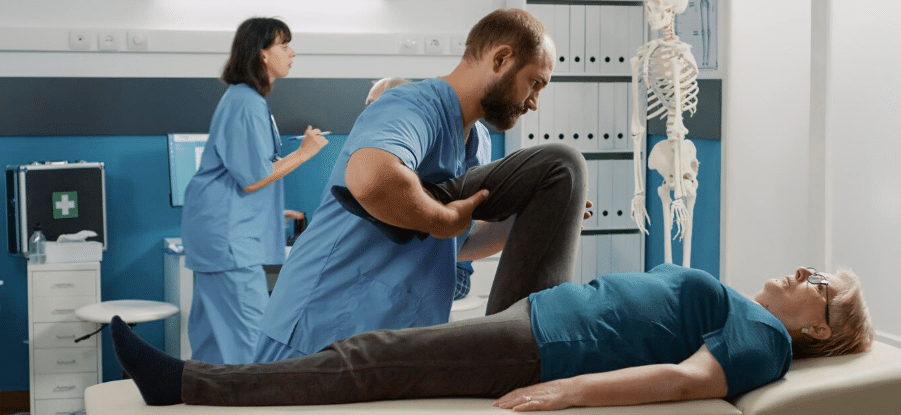 bolecine v kolenu ob strani